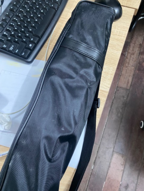 Chân máy thì em chưa dùng thử nhưng mà shop giao cho em cái túi mốc meo quá ah