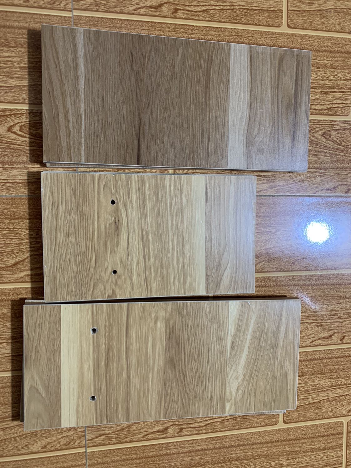 Shop khoan lỗ sai nên mình lắp không được, ván thì cũng tạm ổn trong tầm giá. Mình là con gái nên không thể nào lắp được, phải đi nhờ bạn nam mới lắp được. Thấy shop cam kết k lắp được sẽ hoàn lại tiền nhưng thôi vậy, mình đã đi nhờ người lắp.