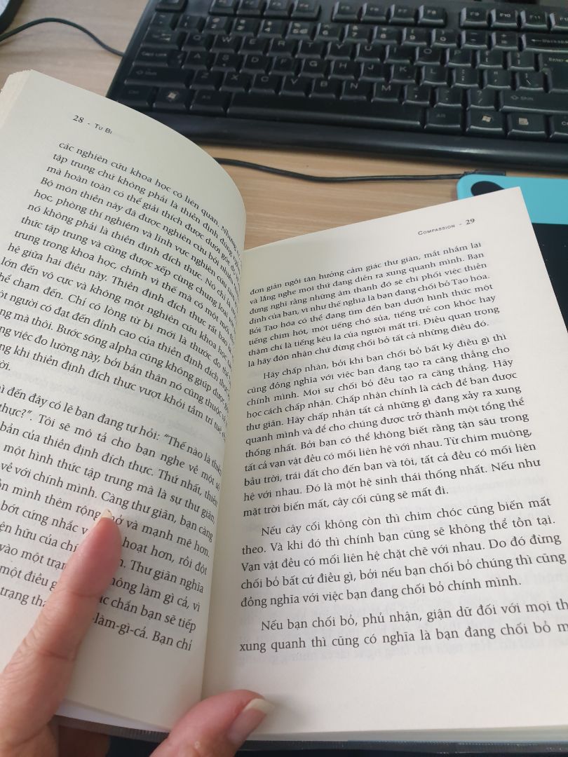 cảm nhận cá nhân mình là "sách phải đọc ít nhất 2 lần. có nhiều tư tưởng hay, mới để suy ngẫm nhưng cũng có nhiều tư tưởng mình thấy mâu thuẫn chưa thấu hiểu hết đc. có nhiều tư tưởng như ủng hộ cái chết nhân đạo hay lên án tử hình một cách tuyệt đối. làm mình cũng phải suy nghĩ nhiều khi nghĩ về những tên tội phạm nguy hiểm và tàn ác. tựa quyển sách là từ bi nên nội dung thì hơi xa vời với ai chưa hiểu từ bi. nếu theo quyển sách mình cũng thấy mình chỉ là 1 người tốt có lòng hướng thiện nhưng cũng chưa đủ để yêu cả những cái ác. yêu cả nhân loại. đọc sách vẫn hay nhưng hơi lặp đi lặp lại ý. chắc muốn nhấn mạnh  với người đọc.