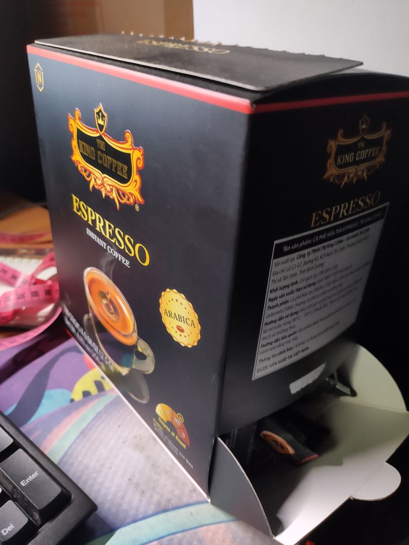 Đây vẫn là cà phê hòa tan có vị cà phê pha phin thuần Viêt nhất mình từng dùng, cà phê ghi là Arabica nhưng cảm giác vị đằm giống Robusta pha phin, có độ đặc sánh, uống xong đi tiểu ko có mùi hóa chất giống các loại cà phê hòa tan khác, thiết kế nắp lấy nhanh tiện lợi. Còn ai thiên về về vị thuần Arabica, hơi chua, ngọt hậu thì dòng hòa tan có lẽ vẫn phải chọn Tchibo, Davidoff.