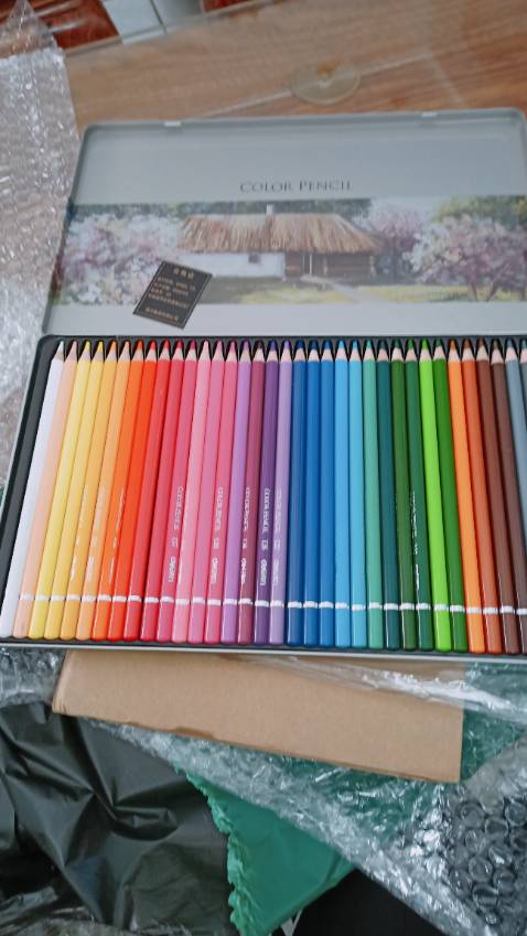 Màu siêu đẹp luôn á mn , cái hộp màu nó sang dễ sợ luôn nhìn sướng mắt lắm luôn ý, bọc hàng lớp thứ 1 bị rách, may còn lớp 2, 3 nữa. Giao hàng thân thiện mỗi tội hay thối nhầm thuii, giao khá nhanh. Giờ tôi hiểu tại sao hộp màu chì thoii mà giá 200 cành r đó