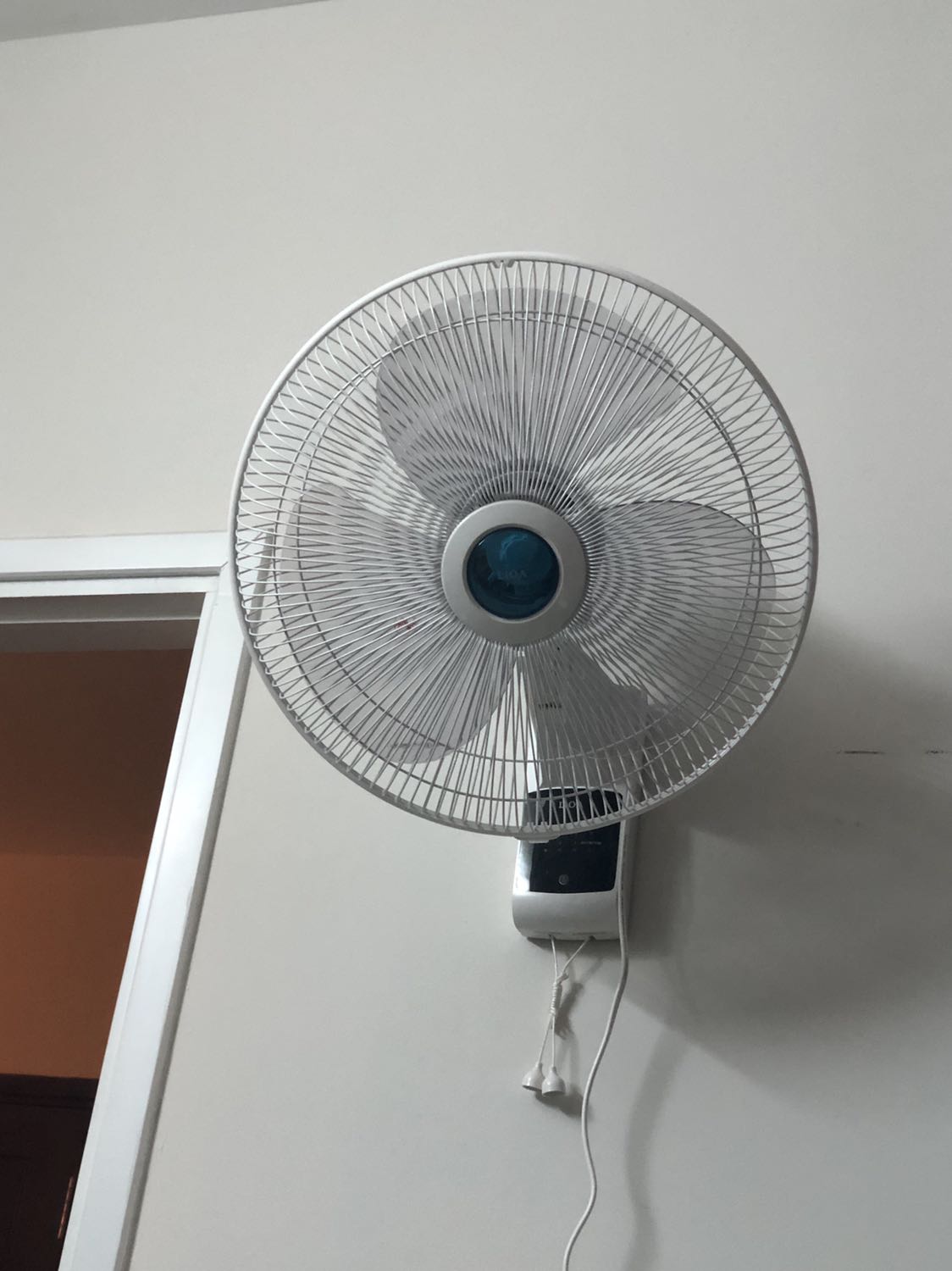 Quạt thiết kế đẹp, sang trọng. Chạy êm ru. Chế độ quay chầm chậm dễ chịu. Nói chung là tự hào hàng Vn chất lượng. Hy vọng sẽ bền chứ ko nhanh hỏng.