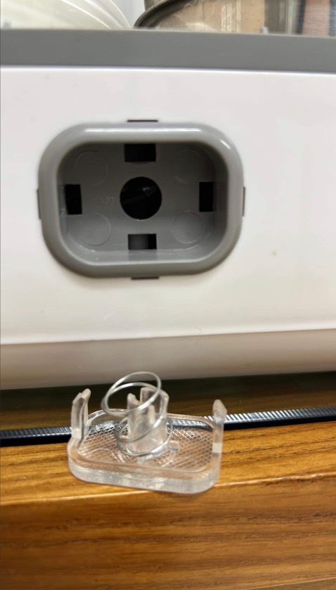 Sản phẩm dùng ngày thứ 3 thì bị bung nút. Không sử dụng tiếp được. Tốc độ làm nóng chậm. Người bán hàng không xử lý khi Kh báo lỗi.