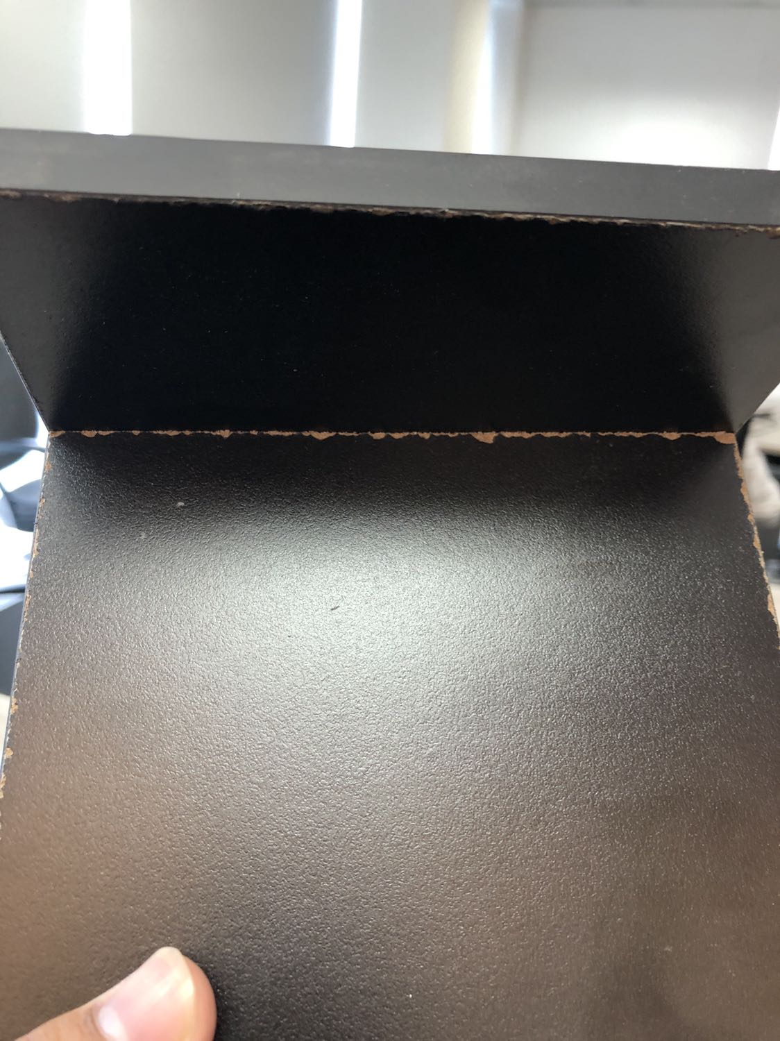 Sản phẩm giao không đúng màu đặt trên Tiki. Các mép của gỗ bị bong tróc nham nhở. Sản phẩm không giống như mong đợi. Thất vọng.