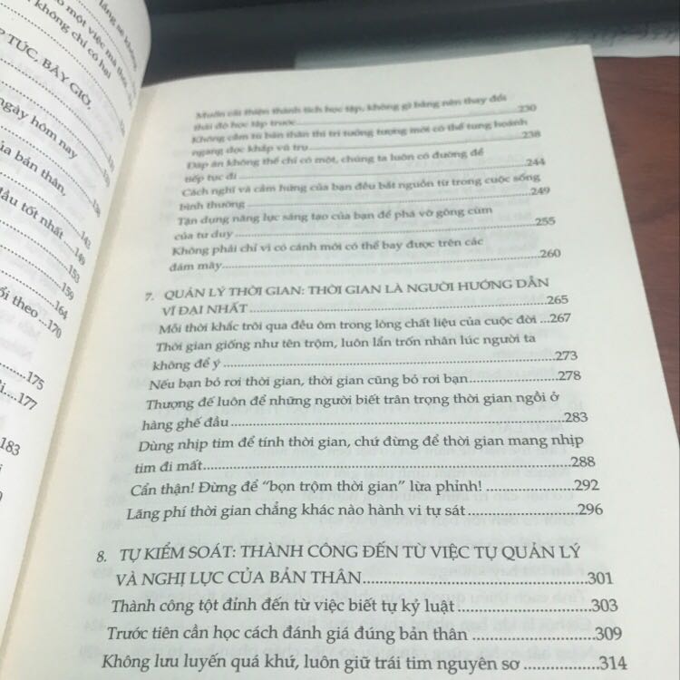 Nhìn sơ qua mục lục thì khá ổn. Bìa đẹp, mực in cũng rõ tuy chữ hơi nhỏ. Có điều Tiki nên làm việc lại với bên giao hàng. Kiện hàng giao mà k ra hình thù như thế này là k chấp nhận được rồi. Điểm trừ vận chuyển. Với lại sách nên gói bằng 1 lớp nilong chứ để k gãy gáy và ẩm hết giấy