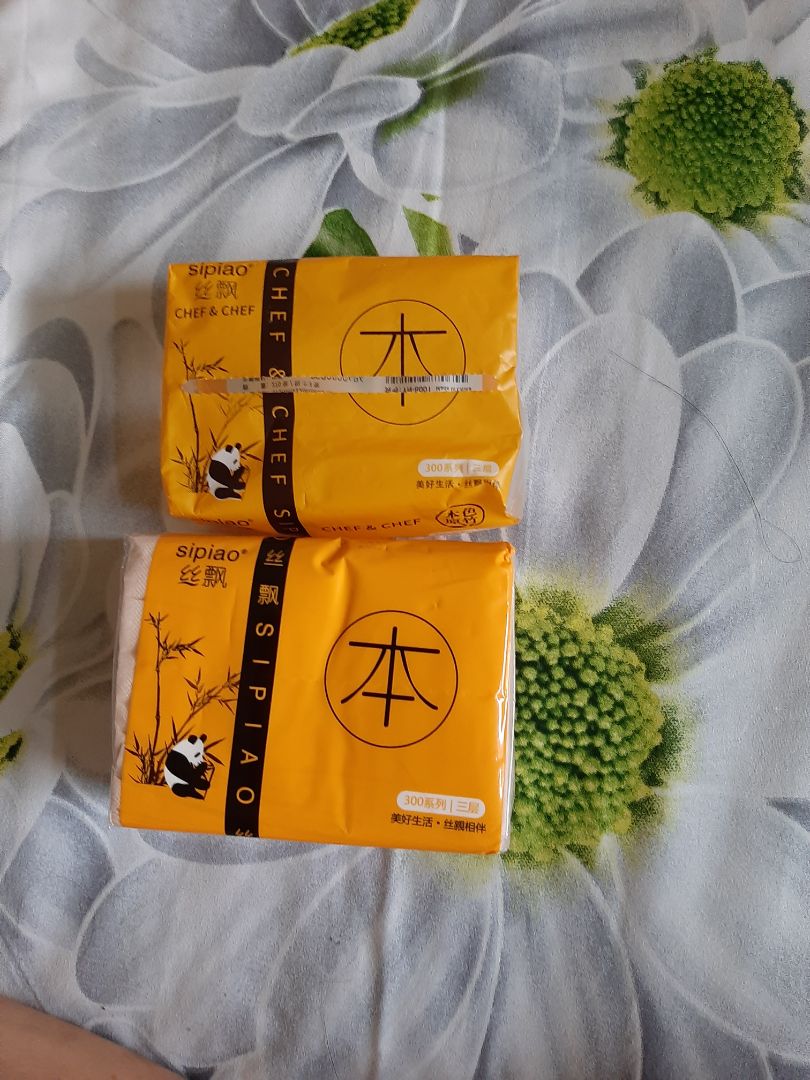 hàng giao k đúng như gt.  giấy bở khi gặp nước.  trước đây tôi có đặt mua xài rất dai và tốt nên đợt này đặt mua thùng. Ai ngờ mới lấy ra xài nhìn mẫu mã khác và giấy bên trong cũng khác. giấy đợt trước màu nâu kích thước nhỏ hơn,đợt này giấy màu hồng minh giấy bị bở .
vây cho tôi hỏi gt một dạng giao hàng một nẻo, tôi đặt 3 thùng để dùng mà bây giờ như vậy k dùng được, Tiki giải quyết giúp tôi đơn hàng thế nào?
là khách hàng tin dùng khi mua hàng của Tiki bây giờ như vậy sao tôi còn tin tưởng?