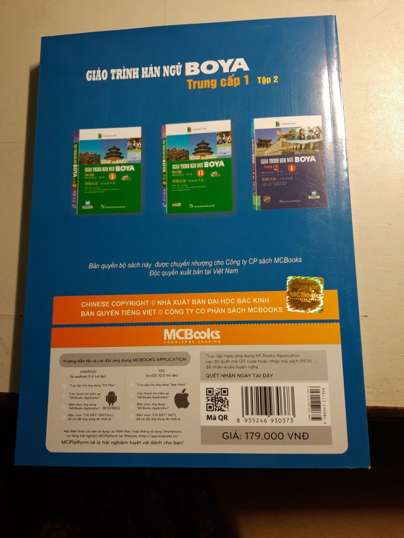 Tiki giao hàng nhanh, sách mình nhận là bản in khá mới (năm 2021). Bìa có hơi bong lớp nilong một tí xíu, và phần cuối sách bị gấp nếp một chút nhưng không sao.
Mình chưa học nên chưa review được nội dung.