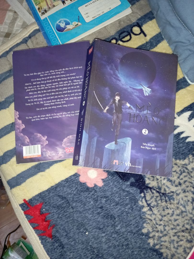 sách bị bẩn còn méo bìa đúng kiểu sách cũ, đc cái ship nhanh thôi