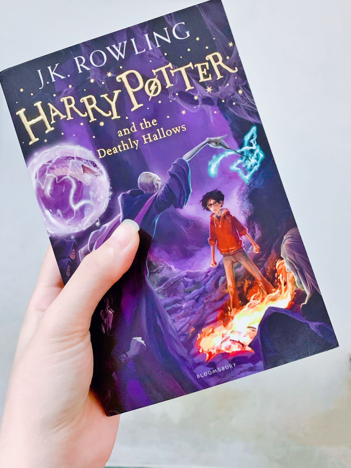 Sách rất đẹp, giấy còn thơm mùi gỗ, ko có lỗi dính trang hay gập trang. Dù Tiki giao hàng chậm hơn so với thời gian báo trước nhưng mình đặt hàng trong khi đang áp dụng chỉ thị 16 tăng cường nên mình ko có ý kiến gì cả. Hôm nay sách về mình cũng khá bất ngờ và vui vì 14 ngày giãn cách tiếp theo có sách để đọc rồi. Cảm ơn tiki nhiều lắm 🥰🥰🥰🥰