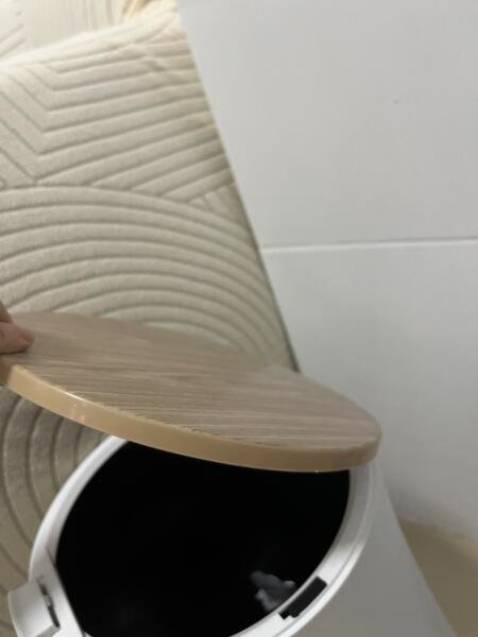 Nắp kín, nhựa nguyên sinh nên mới lắm, không có mùi gì cả. Màu đẹp, hoạ tiết sắc nét, trông cũng ra gì phết. Nút bấm mượt mà, không bị mắc. Giống mô tả của shop. Có lẫy gạt để giữ túi rác không bị tụt. Có thể tách phần vỏ ngoài và phần xô đựng rác bên trong, thuận tiện trong quá trình vệ sinh, cọ rửa. Thanks Tiki và Seller đã giúp người tiêu dùng có thế tiếp cận tới những sản phẩm chất lượng