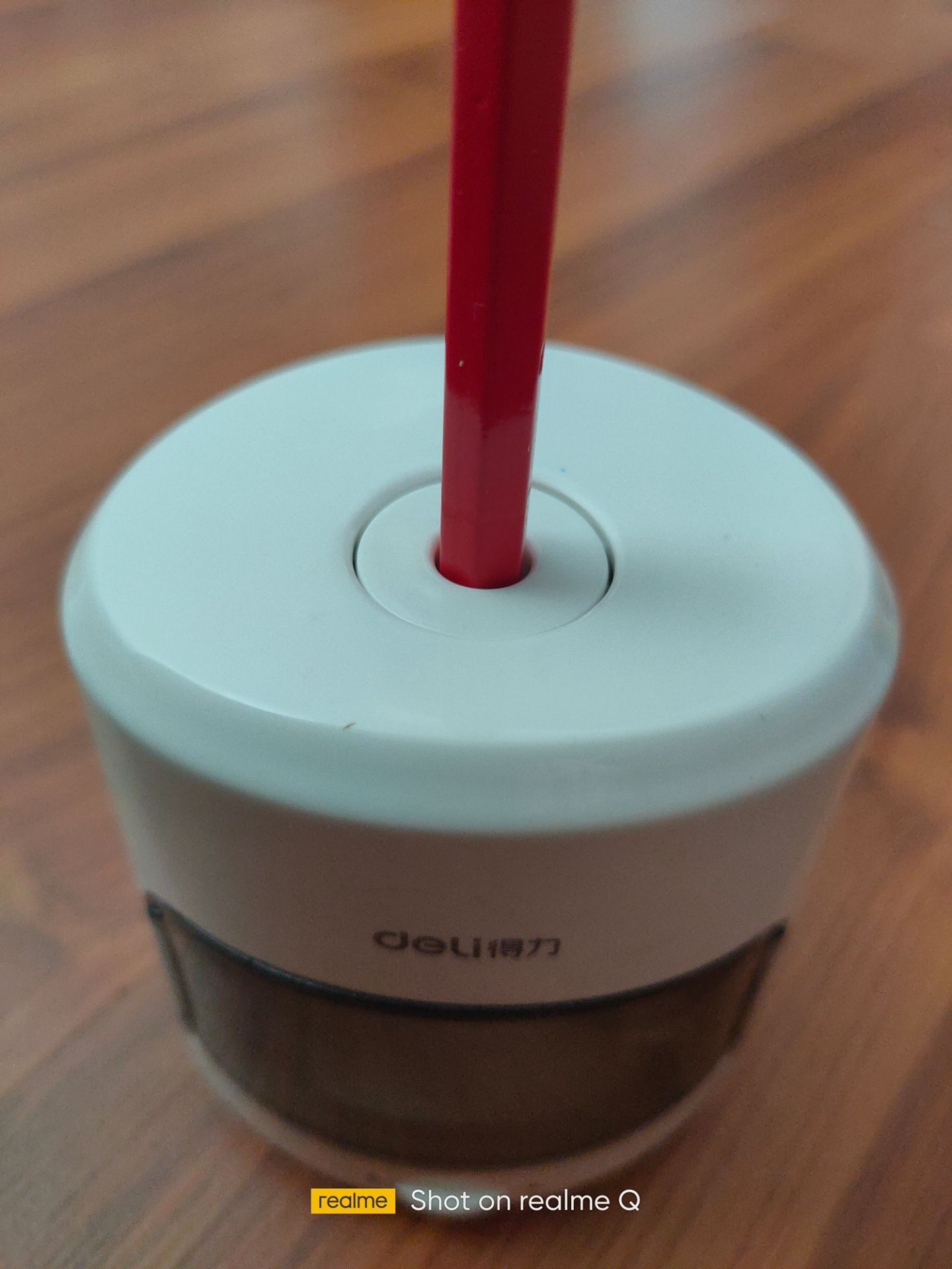 Dùng rất tiện lợi, dễ sử dụng với cả bé 4-5t, chuốt rất nhanh và êm, không gãy ruột như chuốt tay. hộp đựng chứa vỏ gọt nên cực kỳ vệ sinh. Đáng đầu tư lắm ạ.