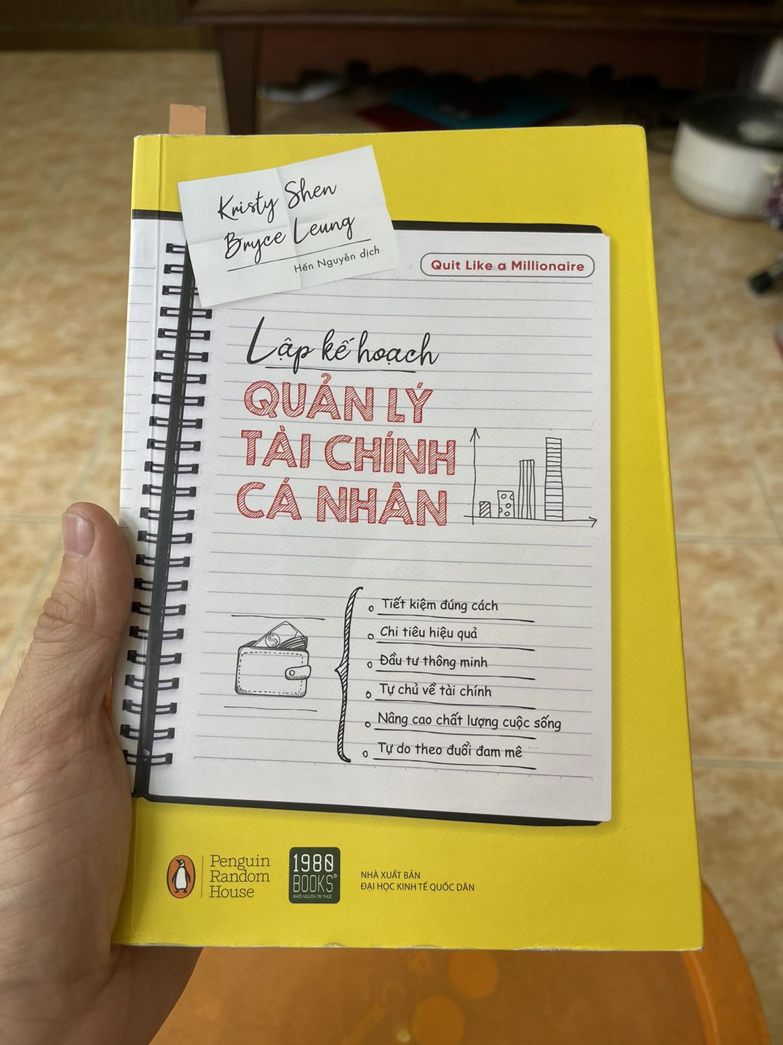 Trước hết là sách giao nhanh. Thứ hai là sách mới đẹp mắt. Thứ ba về nội dung thì sách nói về cách thức quản lý tài chính, cách kiếm tiền từ tài chính đang có và mô hình hoạt động tài chính ở Mỹ như thế nào. Tác là là người Mỹ gốc á nên sẽ có những cách quản lý tài chính và phát triển tài chính khá giống người Việt Nam mình. Nên đọc để hiểu thêm sâu hơn, dù đôi lúc có hơi khó hiểu 1 chút với người còn mới tiềm hiểu về tài chính. Đáng đọc thử.