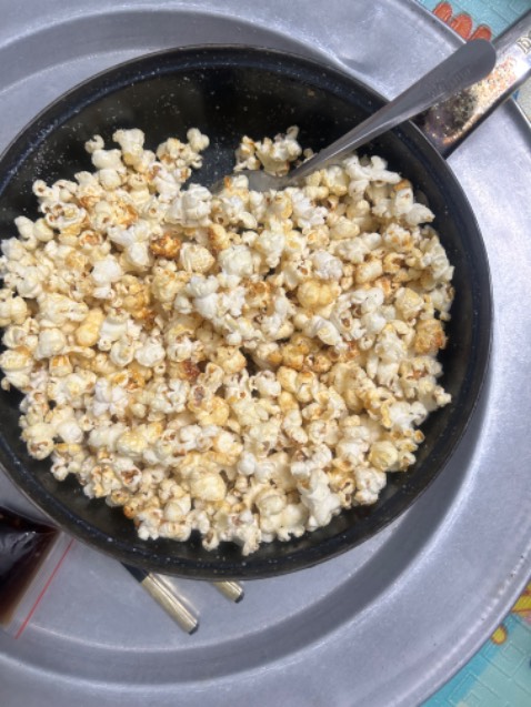 Bắp nổ đều, ngon
Thêm bơ, đường nhìn nó nổ vui ghê