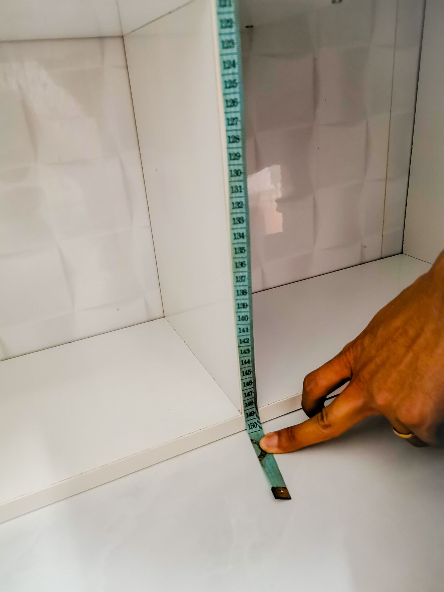 Tôi đã đặt và nhận được hàng sau 2 ngày tại Bến Tre. Đánh giá:
- Ưu điểm:
+ Tiki giao hàng nhanh, đúng màu yêu cầu, đóng gói cẩn thận nhiều lớp nên sản phẩm ít bị ảnh hưởng khi vận chuyển. Nhân viên giao hàng nhiệt tình. 
+ Nhà sản xuất cung cấp đủ các mảnh ghép và linh kiện, có đánh số, bảng hướng dẫn với hình ảnh minh họa nên rất dễ lắp ghép trong 60p.
+ Tủ rất chắc chắn khi lắp ráp xong. Kích thước có thay đổi nhưng rất ít (xem hình ảnh có chỉ số đo). 
- Hạn chế:
+ Sản phẩm có bị trầy ở 1 vài tấm ghép; tróc nhẹ ở góc. Nhà sản xuất và tiki nên cẩn thận hơn trước và trong khi đóng gói sản phẩm. 
+ Nhà sản xuất lưu ý độ chính xác của các bộ phận lắp ghép. Cụ thể: vị trí khoan không chính xác ở cạnh tủ tấm 2 và 4 không thể khoan lổ như nhau được vì tủ thiết kế so le điều đó dẫn đến chỉ 1 bên chính xác, bên còn lại phải khoan lỗ mới hoặc cố gắng dùng ốc vặn xuyên qua. 
Nhìn chung, tôi chấp nhận về chất lượng. Sai sót không đáng kể nhưng nên khắc phục để sản phẩm hoàn thiện hơn khi đến tay người sử dụng. Với giá tiền 520k sản phẩm gỗ ép chắc chắn, đẹp về thiết kế tôi đánh giá 5 sao.