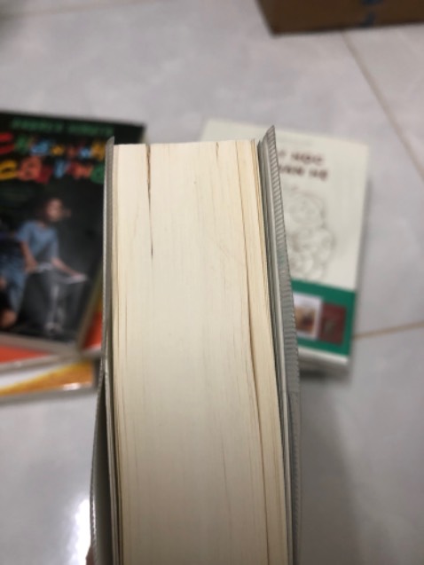 Mình mua 7 cuốn. Cuốn này là cuốn mắc tiền t2 trong số đó nhưng khi nhận thì sách trong tình trạng ntn. Đã bỏ tiền ra mua bookcare chứng tỏ mình rất muốn giữ sách nhưng sách mua mới mà dơ ntn thì không chịu được. Mong nhà bán liên hệ đổi giúp mình cuốn khác.