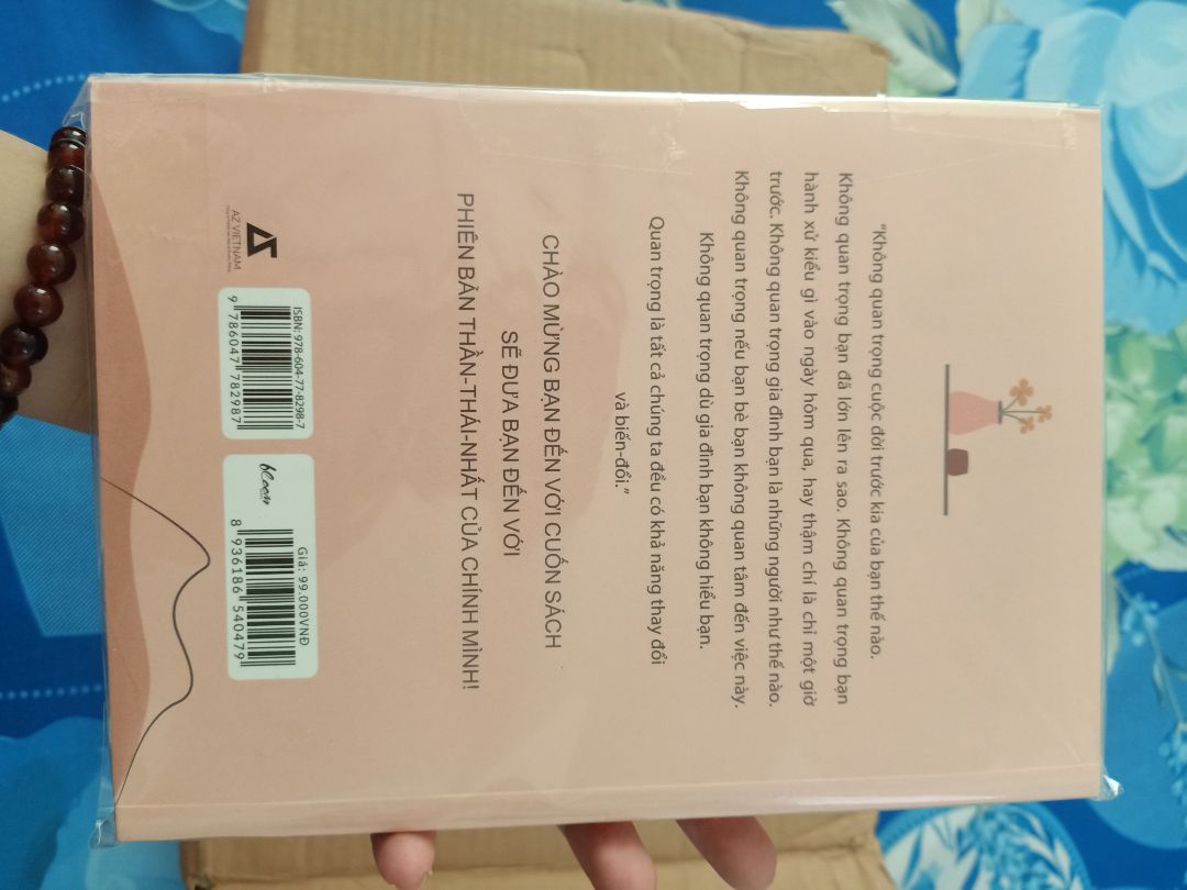 mình có đọc sơ qua vài trang thì thấy, đa số là cách thanh lịch kiểu người phương tây, mình thấy nó cũng đáng để bản thân học hỏi, chẳng nhưng về trang phục mà còn cả cách thể hiện bản thân phải tự tin như nào, mình thấy rất ưng ý với nội dung này. Vào mấy hôm nay, ở chổ mình hay mưa, không ngờ tiki còn có bọc nilong cho mình nữa nên mình rất vui.