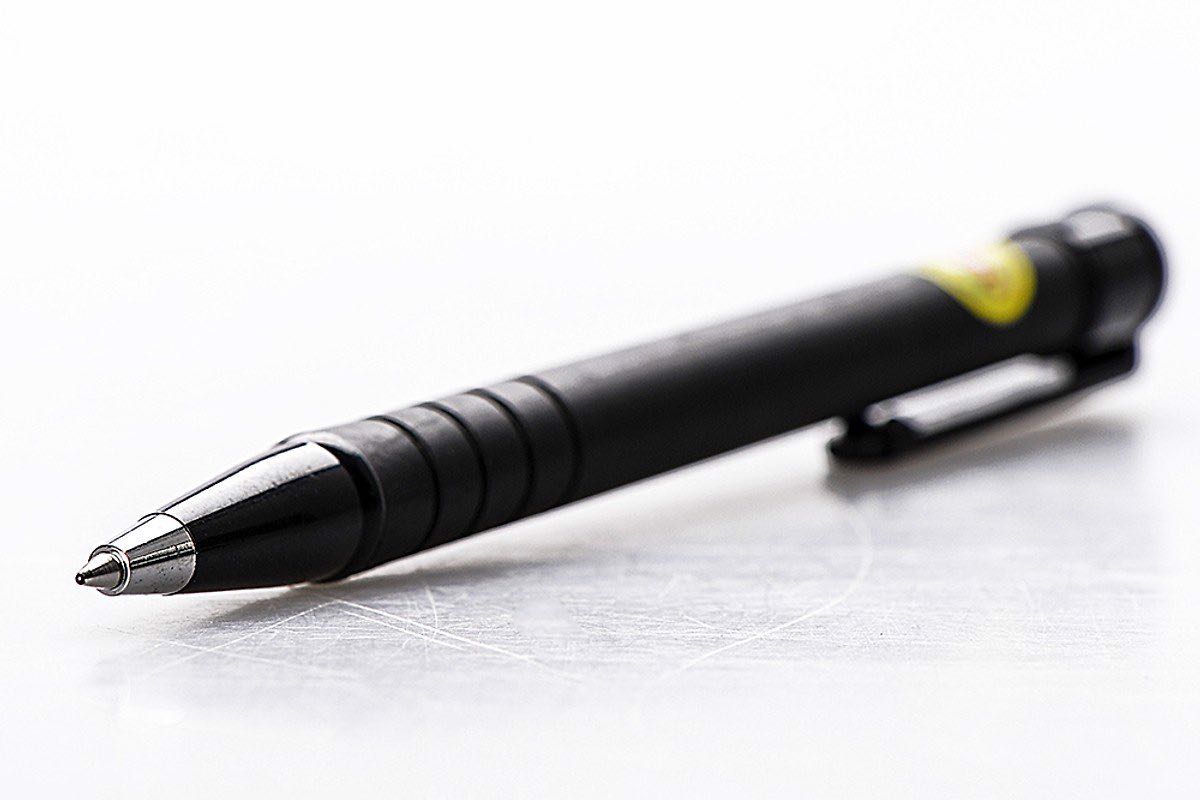 Bút êm tay, mực ra đều và nhanh khô nên vở không bị lem