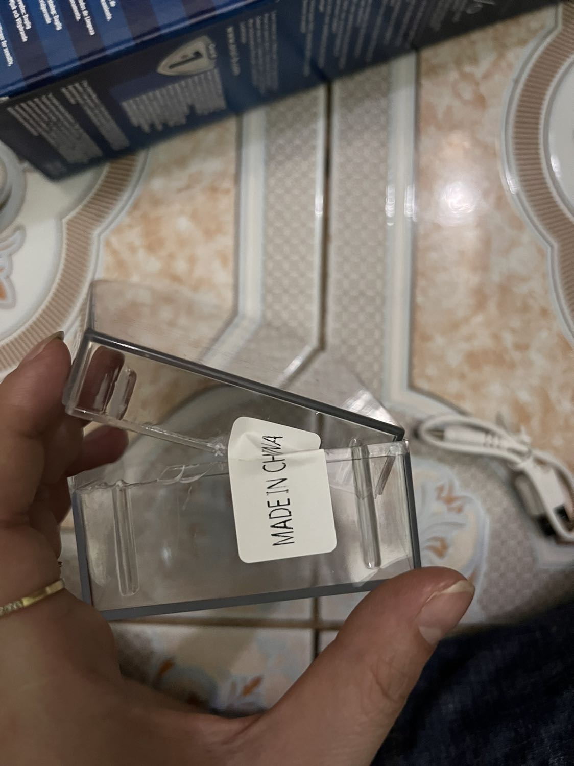 Vỏ hộp bị vỡ dùng tem để dán. Chất lượng thì chưa dùng nên k thể đánh giá luôn dk