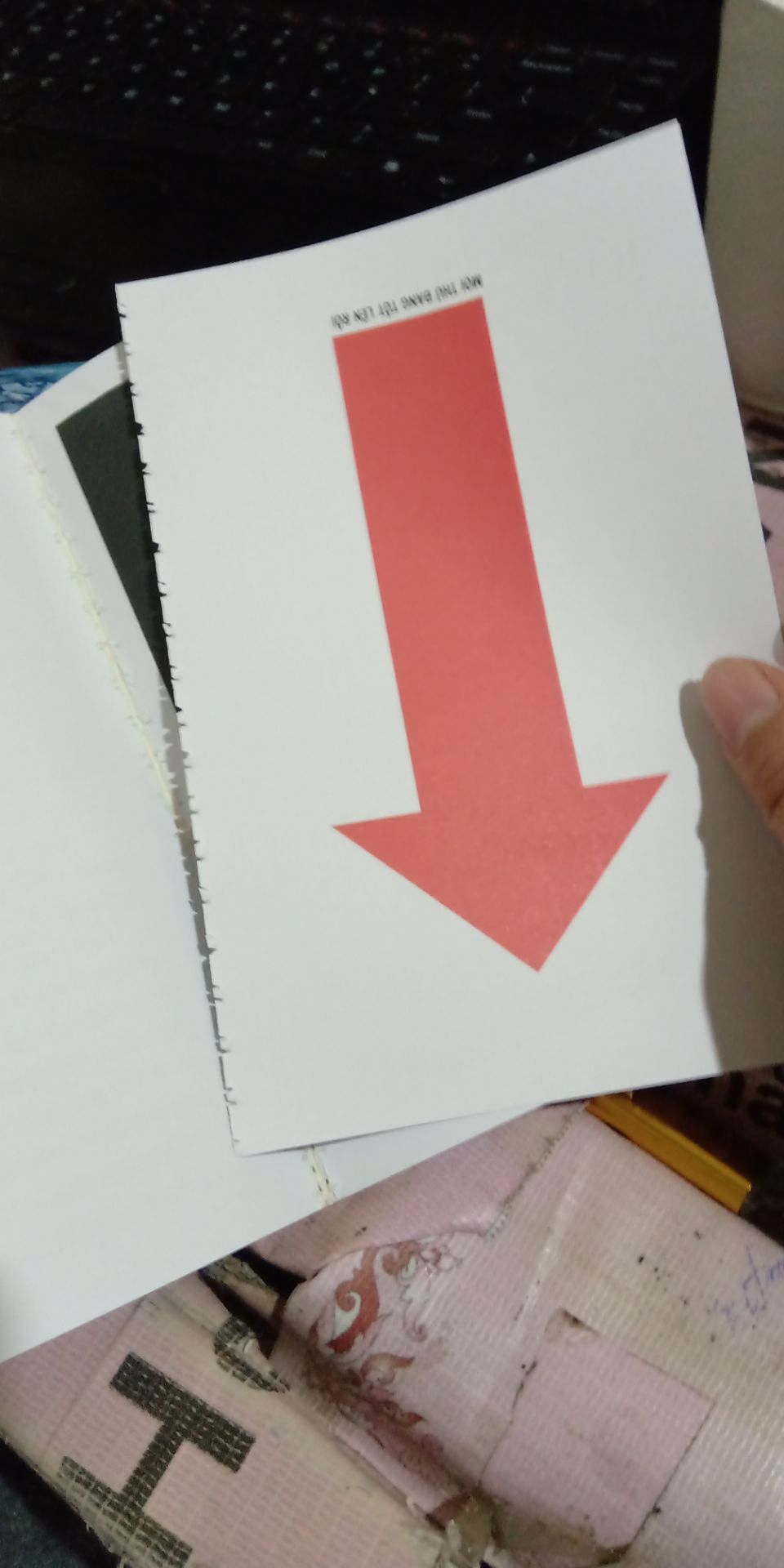 bìa sách bẩn và có vết xước màu đen, trang sách bị rời ra khỏi cuốn sách. một số trang  khác gần bị rơi. Muốn đổi trả mà không được. lần sau sẽ mua ở sendo hoặc *** để chất lượng đảm bảo hơn, có thể đổi trả khi hàng bị lỗi!