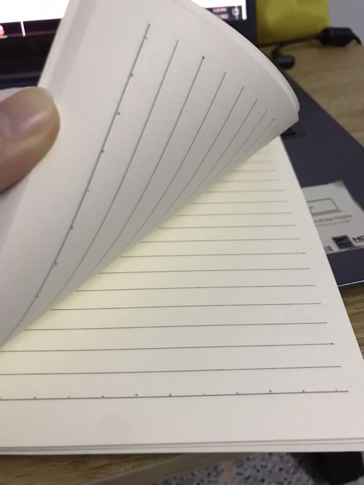 Bìa basic nhìn đẹp lắm. Giấy không quá dày nhưng cũng ổn, mua để học hành nên 60 tờ hơi ít hihi