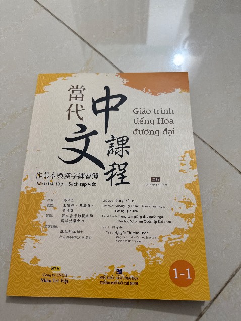 Sách màu, in đẹp, chất lượng tốt, có kèm file nghe, rất tiện để tự học