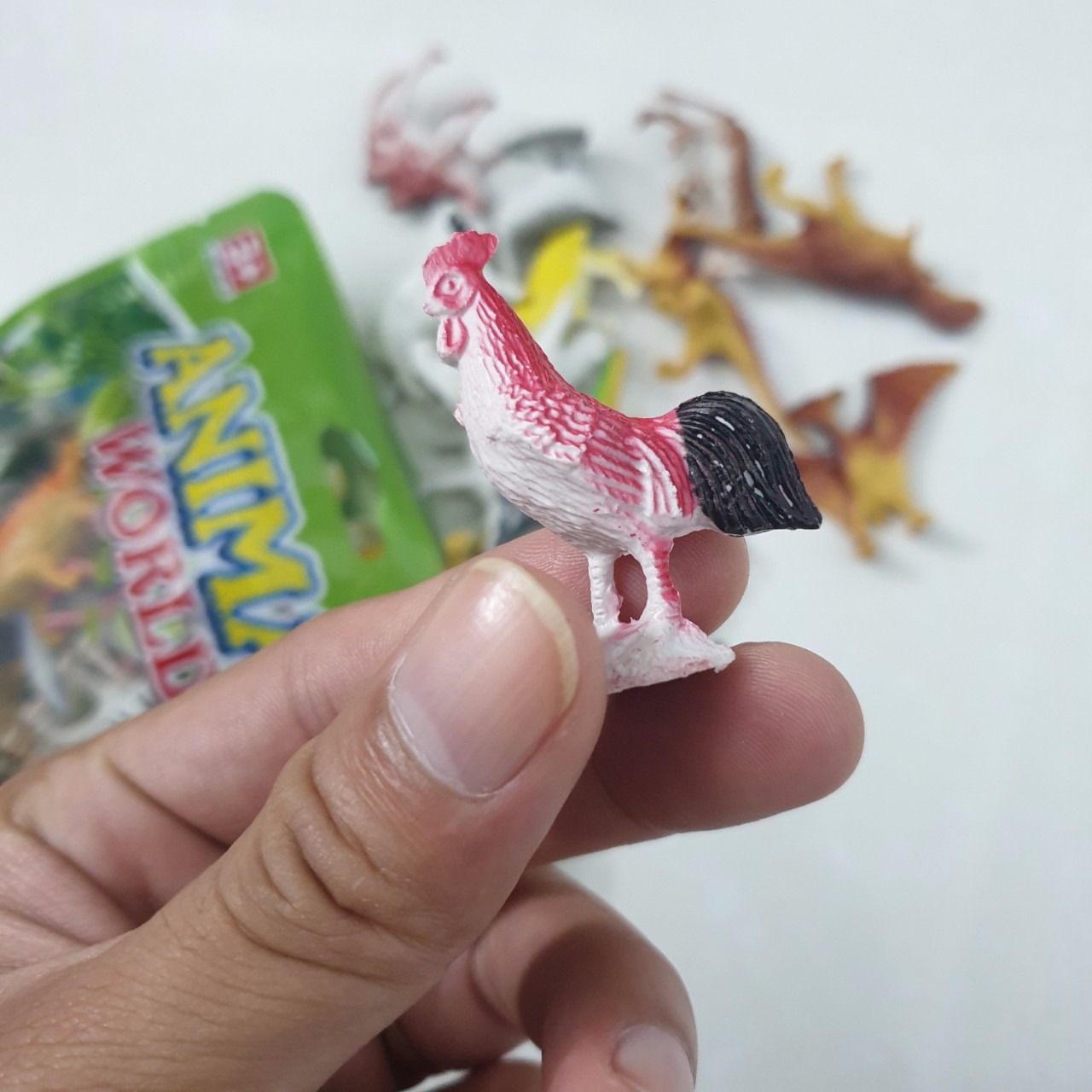 Bộ đầy đủ 60 con vật giống hệt như trong hình. Kích thước nhỏ, xinh lắm, nhìn sơ là biết con gì rồi. Rất phù hợp để ba mẹ chơi cùng con. Tuy nhiên, có 1 số con vật hơi nhọn và cứng, khi chơi cần lưu tâm.
Nhìn chung, mình rất hài lòng với sản phẩm này, rất hữu ích và đáng để cho các con chơi.