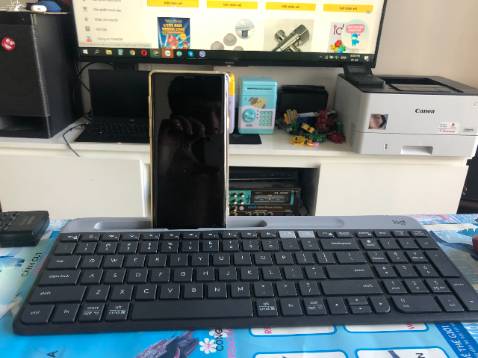 Nhỏ gọn, đẹp. Phím bấm êm vừa đủ tạo cảm giác gõ. Độ nặng và độ bám vừa đủ giúp bàn phím cố định khi làm việc. chuyển đổi qua lại giữa 2 thiết bị nhanh bằng 2 phím riêng ngay trên bàn phím. Có thể vừa làm việc vừa trả lời tin nhắn trên Phone nhanh chóng. Cài đặt thêm phần mềm trên trang support của Logitech để hiện thông báo Capslock và Numlock Nhỏ gọn, đẹp. Phím bấm êm vừa đủ tạo cảm giác gõ. Độ nặng và độ bám vừa đủ giúp bàn phím cố định khi làm việc. chuyển đổi qua lại giữa 2 thiết bị nhanh bằng 2 phím riêng ngay trên bàn phím. Có thể vừa làm việc vừa trả lời tin nhắn trên Phone nhanh chóng. Cài đặt thêm phần mềm trên trang support của Logitech để hiện thông báo Capslock và Numlock