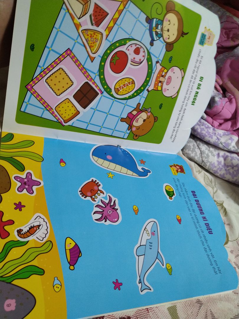 Sách nội dung hay, cần người lớn kèm, đọc tiêu đề hướng dẫn bé thực hiện. Bé 2 tuổi rất thích học. Bé 4 tuổi thì ham dán hơn.