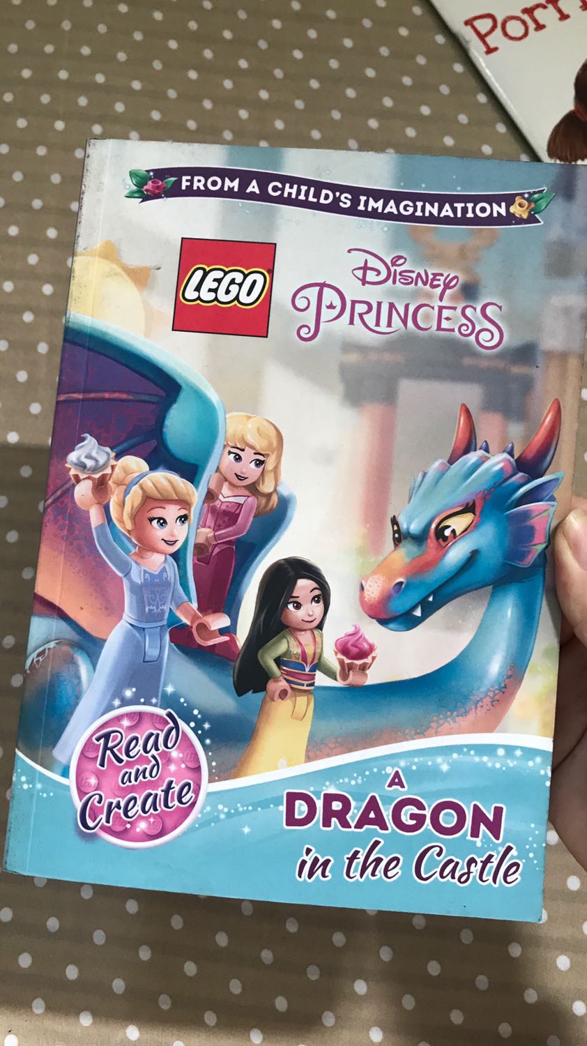 Hic, sách cũ và bụi, bìa quyển “Khám phá động vật với Hoàng Tử Bé” thì sờn rách. Quyển Lego Disney Princess và The Maggic Porridge Pot thì bụi, bìa bị bẩn hết rồi, bên trong thì ok hơn xíu nhưng nhìn như mua ở hiệu sách cũ ấy. Thất vọng đơn hàng này ghê :((((((