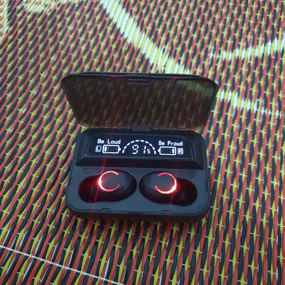 Thật bất ngờ với mức giá hơn 200k mà nhận được sản phẩm như này
Về thiết kế, tai nghe khá gọn và đẹp, đeo không bị đau tai
Âm thanh thì êm có bass đầy đủ, nghe nhạc rất phê
Pin dùng cũng được khoảng 2h, như thế là ok
Tổng thể chất lượng rất ok so với giá, mọi người nên mua, cho shop 10* và sẽ giới thiệu cho bạn bè để ủng hộ shop