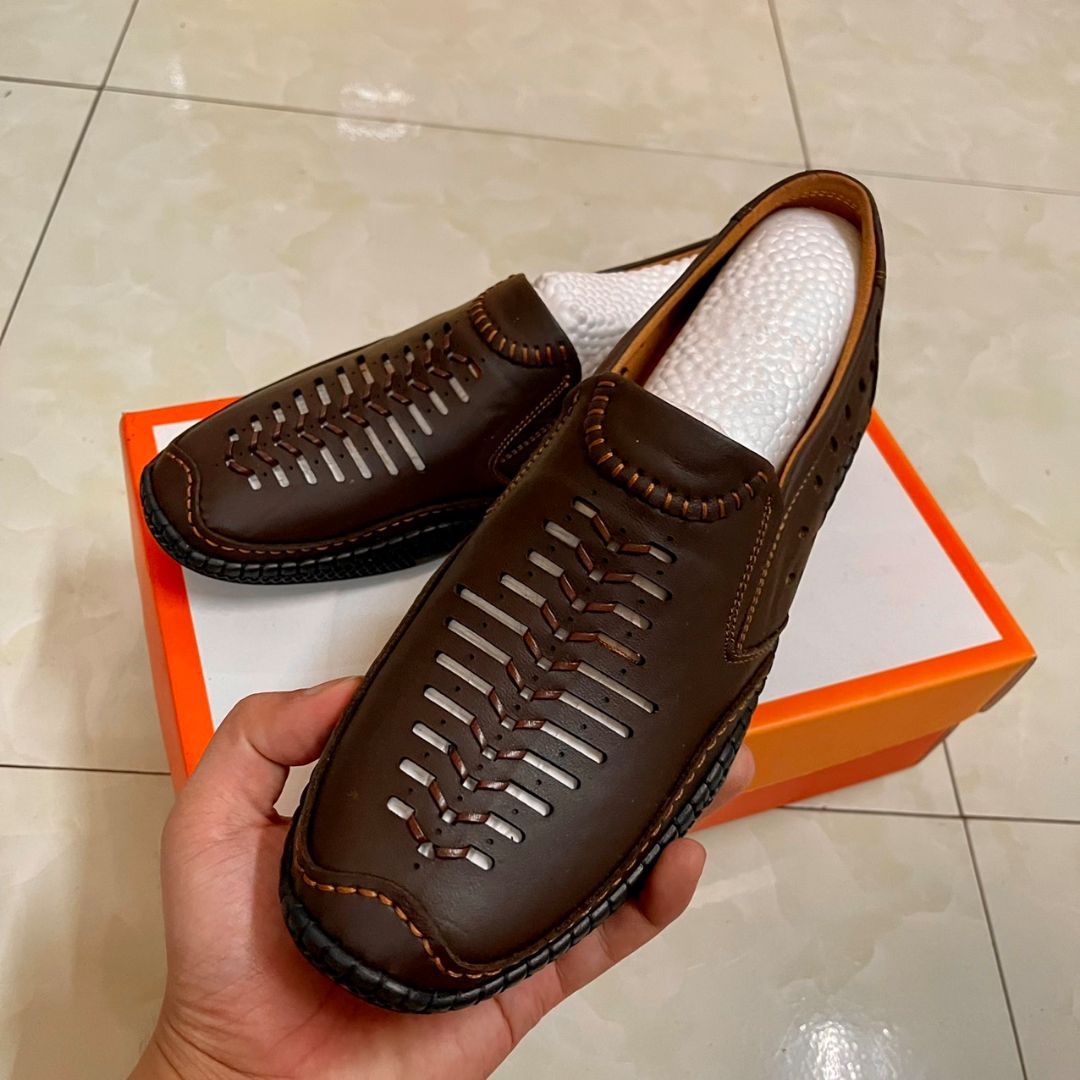 hàng giống như quảng cáo chuẩn da bò tét lửa không thấy bị sun. đầy đủ thẻ bảo hành cảm ơn shop nhé.