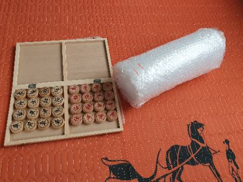 Sản phẩm đẹp, shop đóng gói rất cẩn thận, đóng gói hết nguyên 1 cuộn wrap luôn, rất an toàn khi vận chuyển. Quân bàn cờ đẹp, rõ nét.