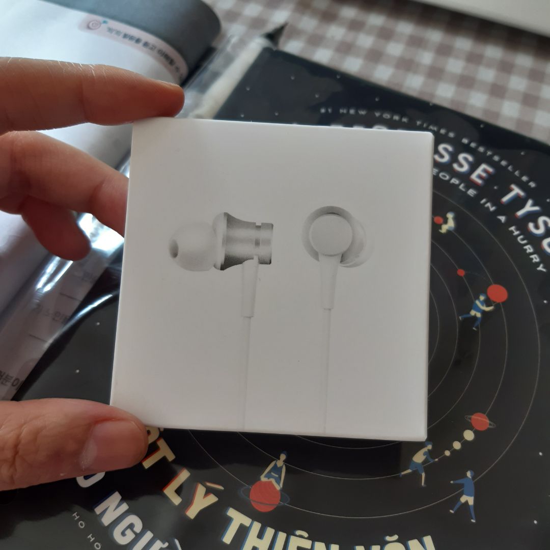 tai nghe xinh xắn giá hssv và chất lượng thì ổn áp nha mình nghe thử của em họ mình rồi mới mua. hãng có tặng kèm thêm 2 cái đệm lót tai thay khi cần nữa. Âm thanh rõ ràng ko bị chói tai nha. phù hợp với học sinh sinh viên nghe nhạc, xem phim. có nút skip nhạc và có mic nè. shipper giao hàng dễ thương lắm, tiki gói hàng ko xài nhiều nhựa nhưng hàng vẫn đầy đủ k bị lỗi gì cả. giao hàng siêu nhanh trùi ui sáng hqua đặt là sáng hnay nhận đc rồi quá là ưng đi thuiiiii