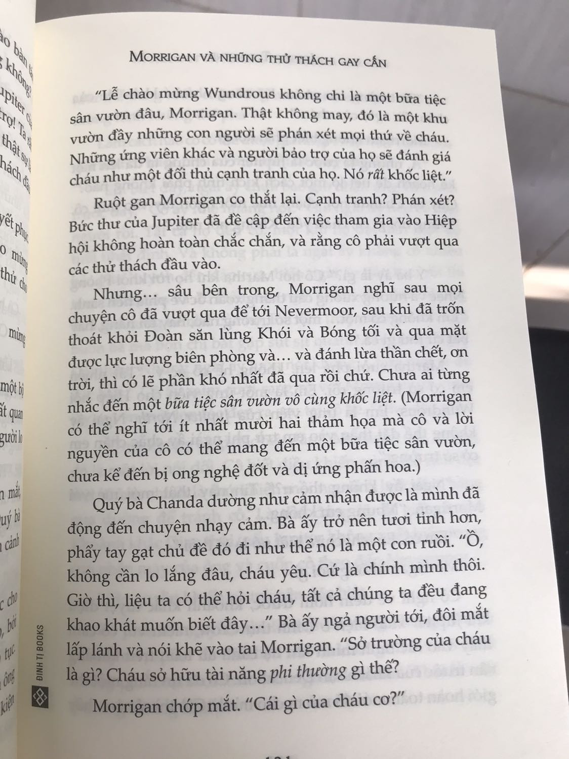 Còn chờ gì không mua ngay cuốn sách xinh xẻo, khá dày dặn nữa chứ. Cô bé Morrigan lạc lõng, bị lãng quên giữa chính gia đình mình. Và cuộc hành trình với những thử thách tại xứ Nevermoor đang chờ đón em. Về biên soạn mình thắc mắc có phải lỗi phông chữ không khi thường xuyên xuất hiện các chữ phông khác trong khi từ đó không phải nội dung cần nhấn mạnh gì.
