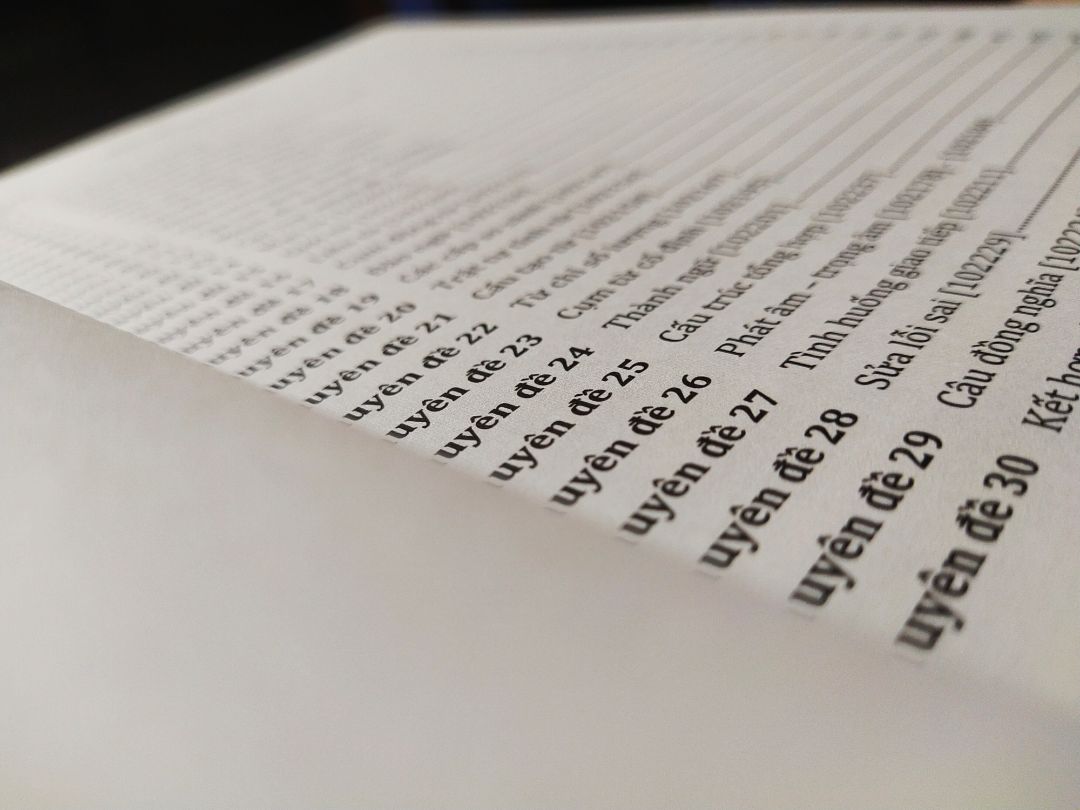 Đây là quyển sách đầu tiên mình mua của cô Trang Anh, quả là giống như những đánh giá có cánh tích cực mình từng nghe từ các bạn và anh chị đã từng mua, sách rất "hấp dẫn". Sách nặng và dày hơn mình tưởng tượng, màu xanh trang trí rất đẹp mắt. Sách có hướng dẫn tra ID rõ ràng, nội dung khá nhiều trải rộng hơn 30 chuyên đề Anh ngữ, kích cỡ chữ vừa phải dễ đọc và cách khai thác và trình bày nội dung thì không có gì để chê. Mua sách còn được tặng kèm Flashcard của nhà Moon nữa! 

Khen nhiều nhưng chê thì vẫn có nha. Mua sách của Tiki đã nhiều lần nhưng lần này mình khá thất vọng về cách đóng gói Sách. Sách không được bọc bên ngoài nên các góc sách bị nhăn, bị méo hết. Mình rất thông cảm nhưng mong lần sau Tiki sẽ đóng gói Sách kĩ lưỡng hơn để sản phẩm có thể sạch nhất, đẹp nhất khi đến tay độc giả 🤗.