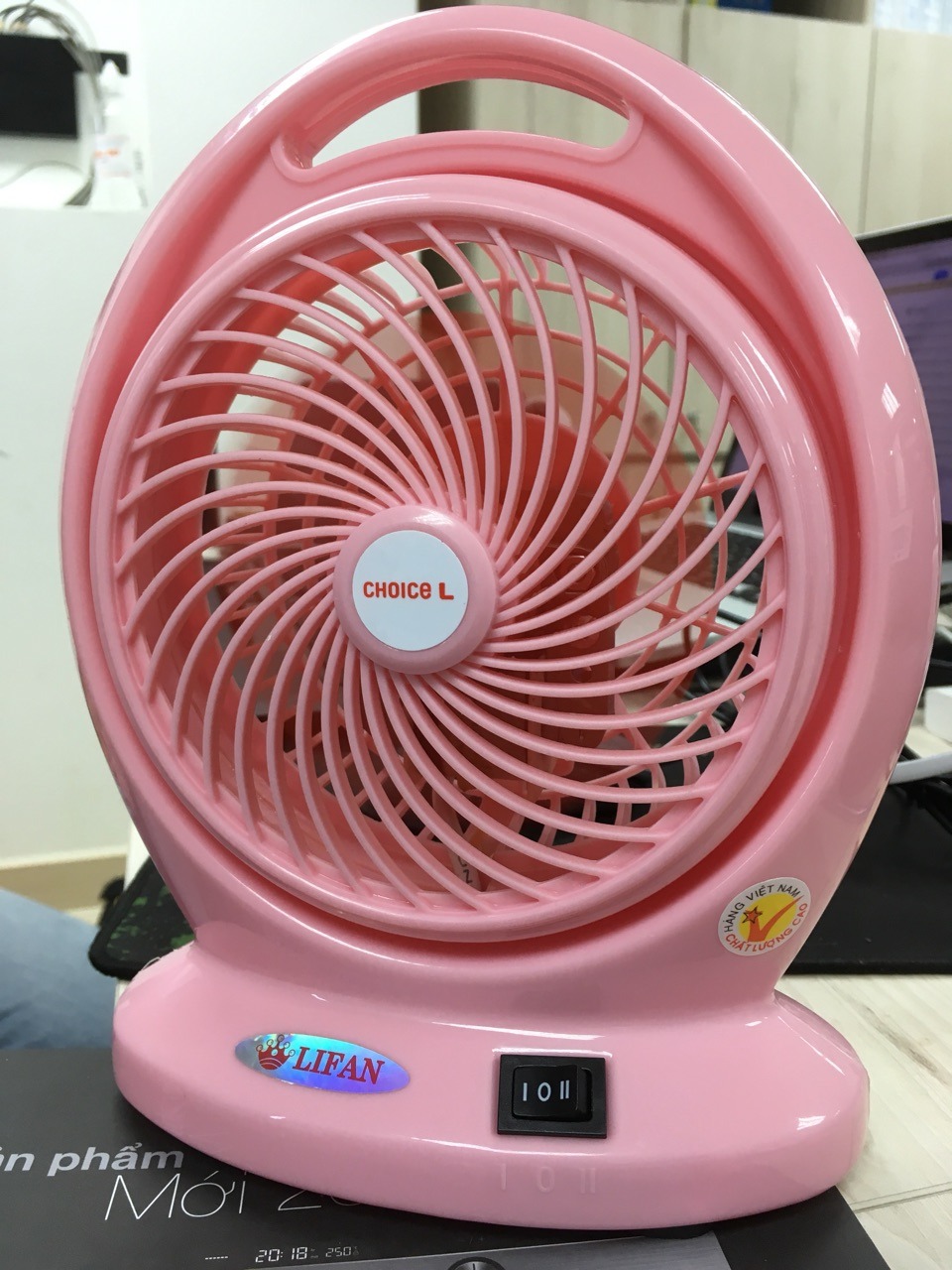 Quạt sử dụng ok. Nhưng buồn là: vừa đặt hàng mua xong, mình ghé siêu thị lotte thì quạt này chỉ có giá 105k, rẻ hơn 50k so với tiki :(((