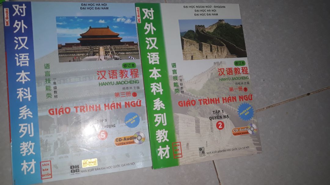 1* cho TDBooks và Tiki. Rõ ràng để là full bộ 6 cuốn bản mới kèm mã QR Code để học trên app nhưng khi giao thì chỉ có 4 cuốn mới còn 2 cuốn kia thì cũ kèm theo CD Audio không có mã QR để học trên app? Mình không muốn nặng lời nhưng cho mình hỏi shop bạn bán hàng còn tồn kho nên trà trộn sách bản cũ vào bản mới để bán đi à? Laptop bây giờ đa số đã không có ổ đĩa quang rồi nên mình mới cố tình mua bản mớ để mà học trên app của MCBooks mà bạn lại giao cho mình 2 cuốn bản cũ kèm theo CD Audio thì mình học kiểu gì? Mình thật sự đang rất bực mình đấy, cảm giác như mình bị *** vậy. Mình đã liên hệ với bộ phận CSKH để đổi trả. Sau khi được đổi thì mình sẽ sửa lại đánh giá này còn không thì mình sẽ để nguyên và không bao giờ mua hàng trên Tiki nữa!