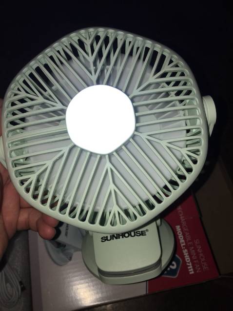 sản phẩm rất đẹp . đập hộp luôn nek . quat co 3 nấc xoay , có đèn cũng 3 chê đô sáng , màu rất đẹp , gọn gàng , tiện lợi 
moi nguoi nên mua ạ