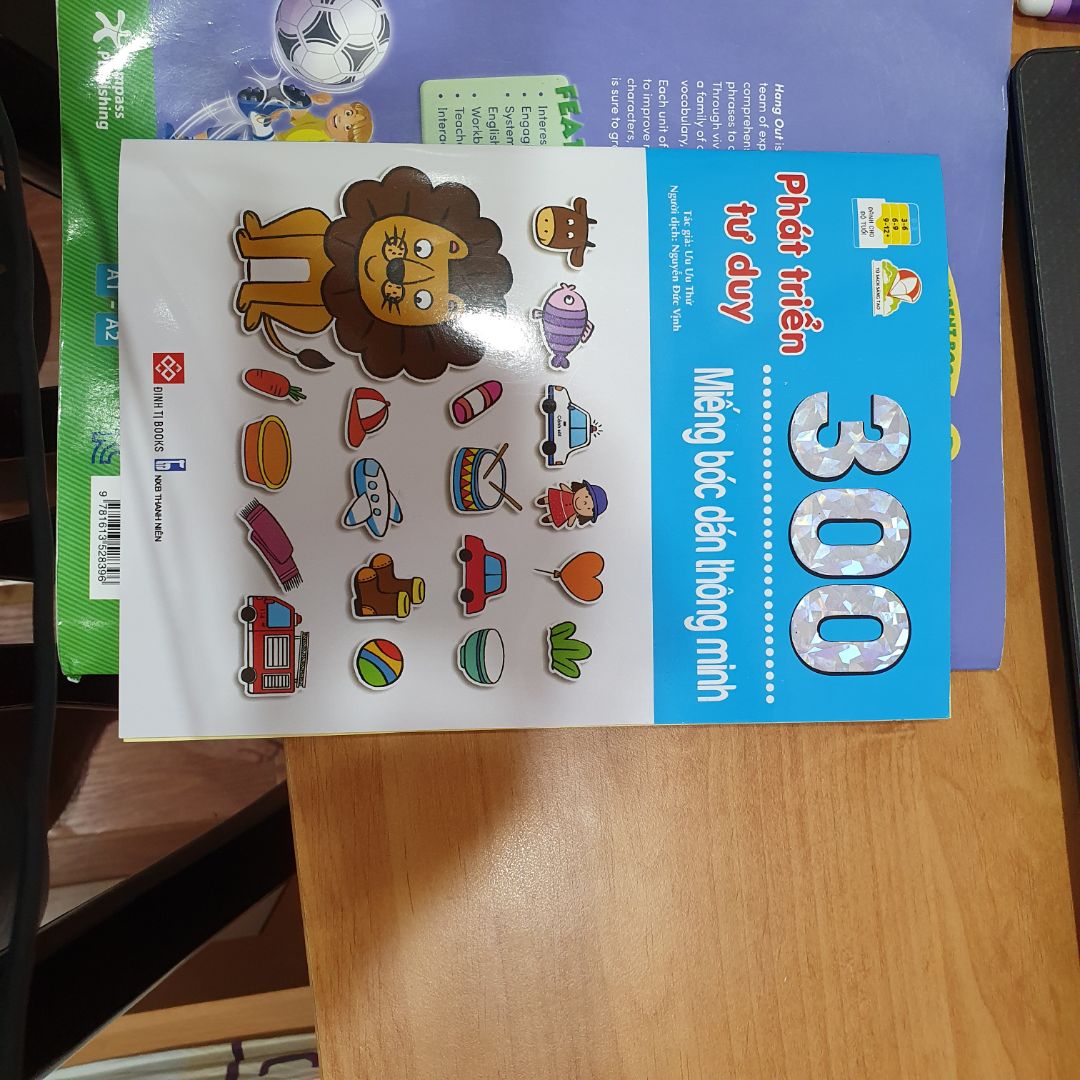 bộ sách *** đảo, ghi rõ ngoài bìa là 300 miếng nhưng bên trong có 50 miếng. cả quyển có duy nhất 1 trang miếng dán