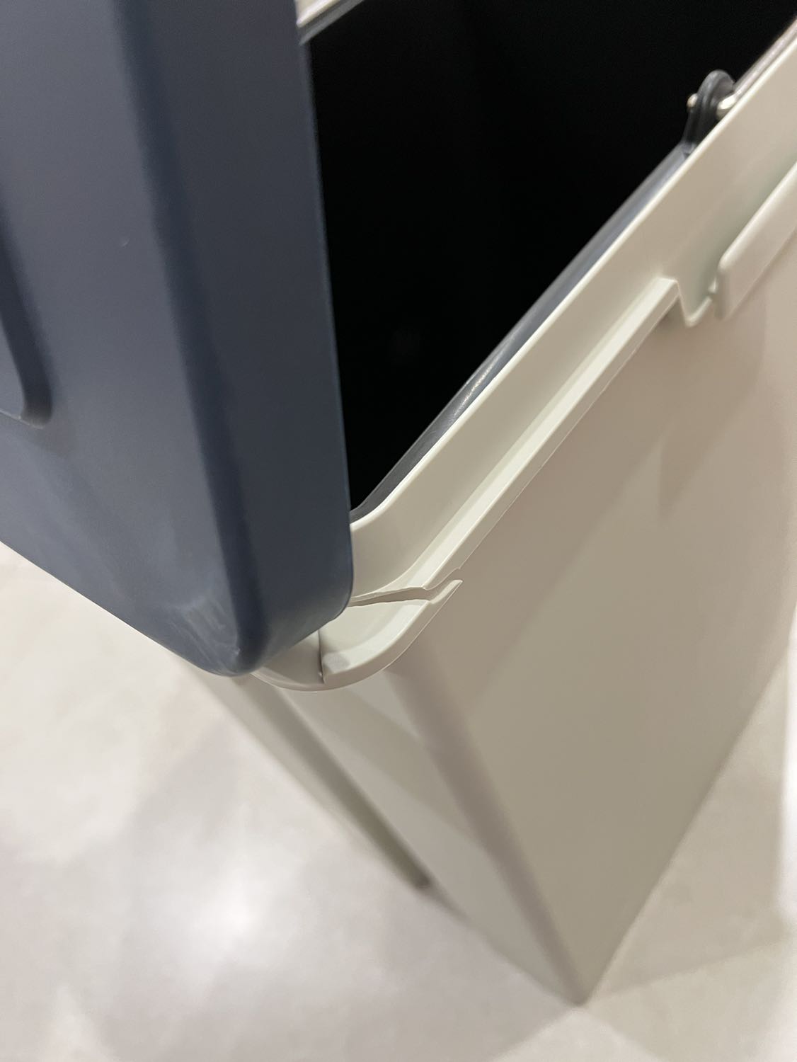 Thùng rác bi lỗi,hư đóng ko kín.ad xem đổi lại dùm đi