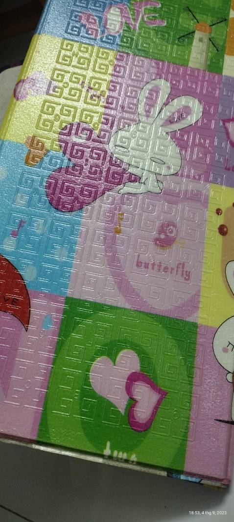 Thảm nằm nóng, mua thảm cho bé trai nằm mà giao thảm màu hồng, màu bên kia thì xanh lá chuối sặc sỡ nhìn rối mắt, ko có nhã nhặn, cũng không đẹp. Hình ảnh không giống quảng cáo nên không thích. Còn lại mọi thứ ok.