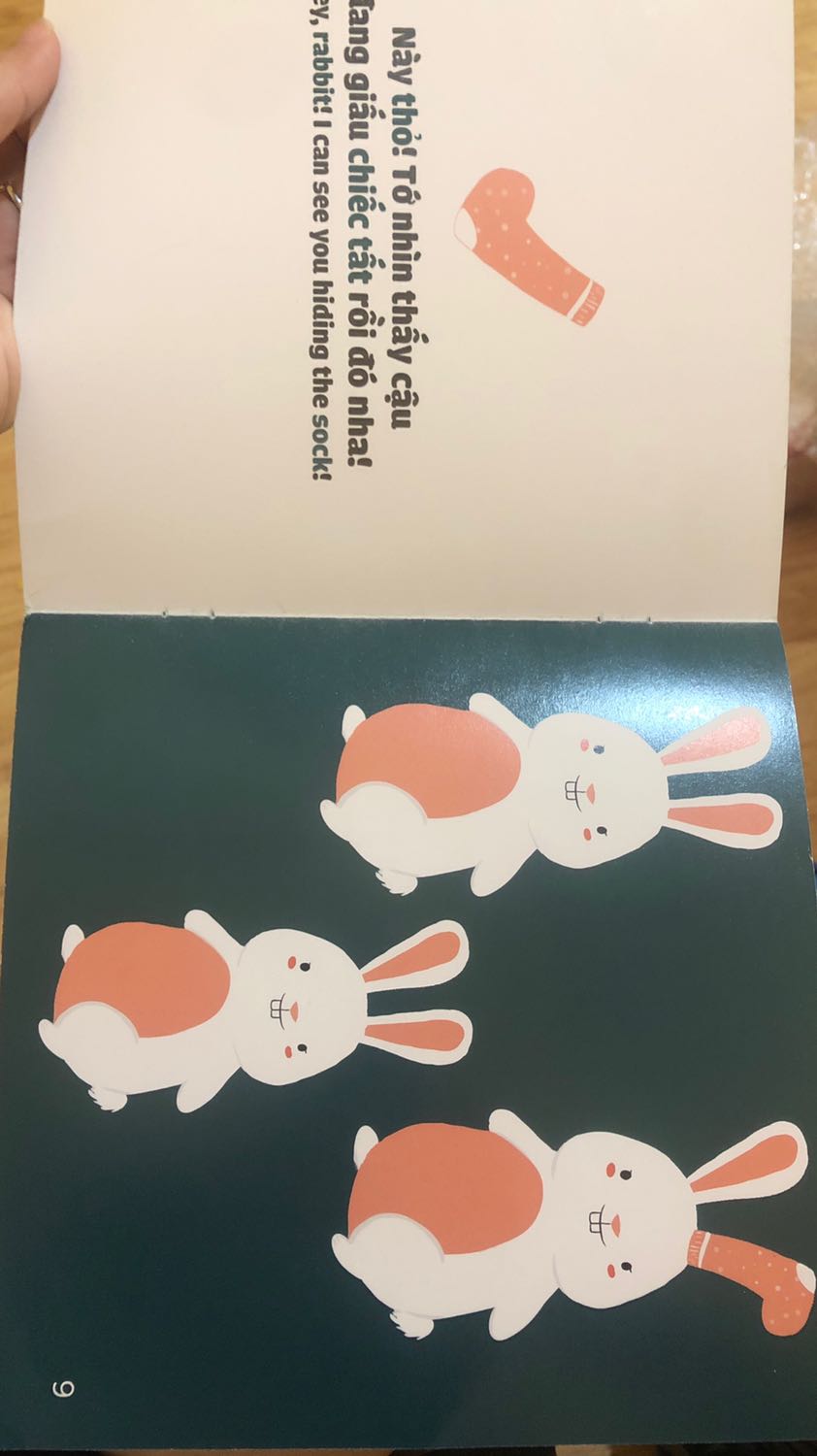 Hình ảnh và màu sắc cũng như nội dung rất dễ thương, vừa dạy bé nhận thức về con vật vừa có thể dạy bé về các đồ vật. Mình và bé đều rất thích