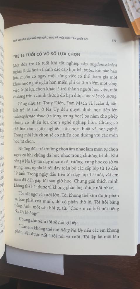 Dễ đọc, dễ hiểu và lôi cuốn. Nhiều ví dụ ở Châu Âu hợp thời. Giao hàng nhanh. Sách nhỏ gọn khá đẹp. Nên mua để có thêm một vài ý tưởng hay từ sách.