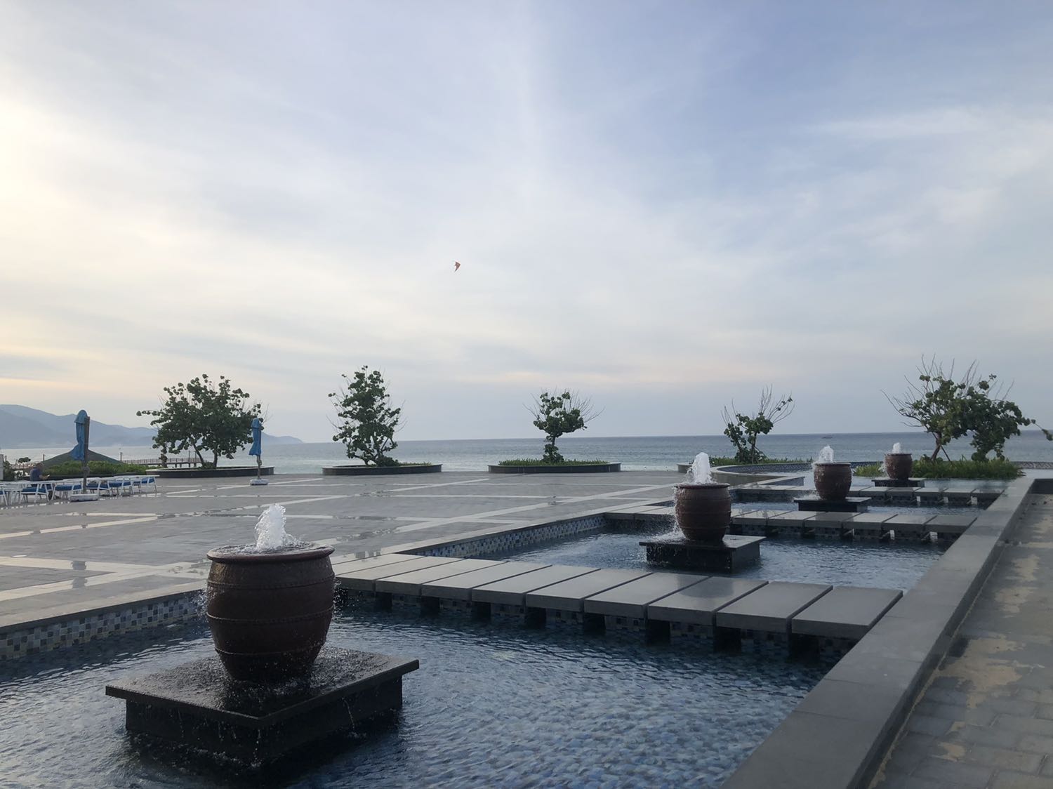 Về cơ bản với giá này thì máy đang rất là okiela, mình sử dụng với chế độ thứ 5 (mạnh nhất) thì bung cả alo chảy cả máu nhưng lại chưa đẩy hay lấy hoàn toàn được mảng bám như miếng thịt to do đầu tăm chưa quá tối ưu hoặc tập trung, cần mất nhiều thời gian để lấy hết ra(trung bình 2 lần lấy nước).Với những bạn muốn tối ưu đồng tiền theo kiểu bỏ ra 3-400 nhưng ko khác gì mấy máy 7-800 thì mình thấy nó đáng để thử đó. Review có tâm *** cả ra phải tự thưởng bản thân 1 ép táo mới được. Thế nha mọi người.