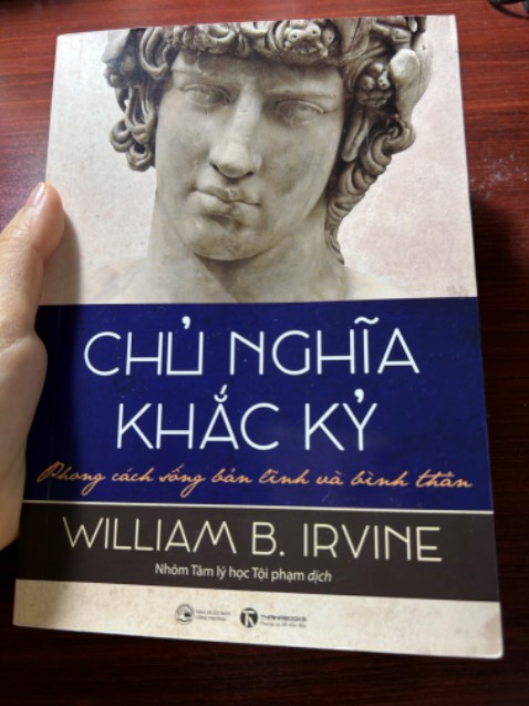 Mình đọc hết cuốn rồi mới lên đây bình luận vì thật sự sách rất hay đối với mình ở thời điểm hiện tại. Đã biết đến cuốn này khá lâu rồi nhưng gần đây mình mới mua đọc. Cách viết của tác giả rất cuốn, dù về triết học nhưng mình k thấy khô khan chút nào mà còn ngược lại rất dễ liên tưởng với cuộc sống của cá nhân mình. Tác giả giúp mình nhìn nhận lại mọi giá trị về cả vật chất lẫn tinh thần mà bản thân vẫn luôn theo đuổi từ trước giờ. Và đúng như tựa đề của cuốn sách, tác giả giúp mình hiểu như thế nào để sống bản lĩnh và bình thản hơn. Một điều rất thú vị là những giá trị, những chiêm nghiệm này đã xuất hiện và tồn tại từ hàng ngàn năm rồi nhưng đến bây giờ nó vẫn đúng ở xã hội hiện tại.