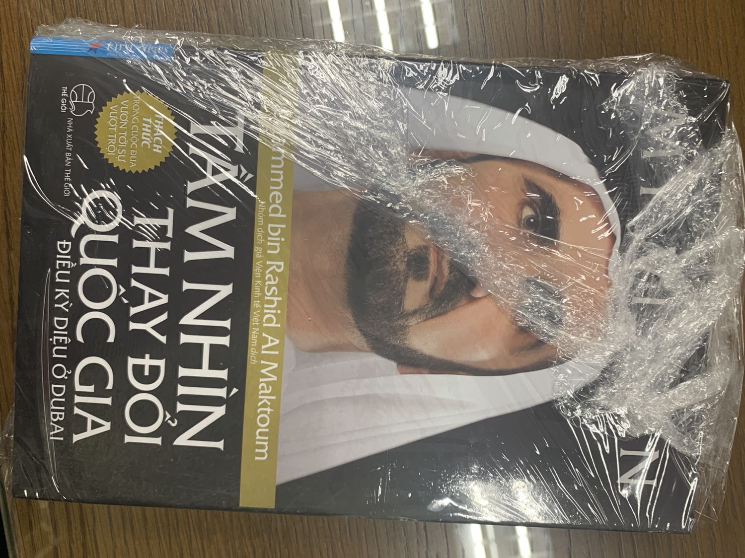 Tiki giao hàng đúng hạn. Sách vẫn nguyên màng co. Sách có bìa cứng cầm rất thích :3