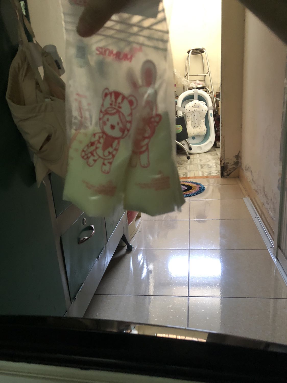 K biết có phải shop bán hàng fake k mà sao thấy nó mỏng hơn nhìu so với mấy shop khác mình mua dùng k ưng lắm. mỏng kiểu cẩu thả. mình mua ở chổ khác thì túi dày dặn và dẻo lắm K biết có phải shop bán hàng fake k mà sao thấy nó mỏng hơn nhìu so với mấy shop khác mình mua dùng k ưng lắm. mỏng kiểu cẩu thả. mình mua ở chổ khác thì túi dày dặn và dẻo lắm