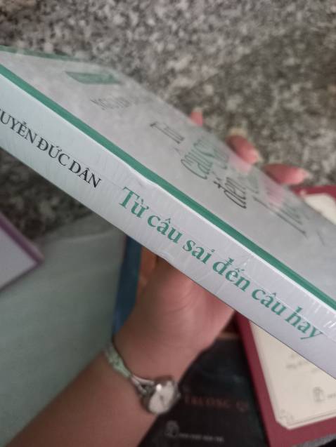 Ấn phẩm nguyên vẹn ạ. Còn seal siêu mới lum, có điều phần gáy sách, ở khúc chính giữa có 2 chỗ móp ạ ( ￣▽￣), chơi kỳ ghia~

Lúc đầu, thấy nhà sách thông báo còn 1 hay 2 ấn phẩm cuối cùng gì ấy, mình lo việc sách sẽ cũ và móp méo lắm luôn T ^ T. Cuối cùng lại lo dư hong à.

Luôn luôn tin tưởng Fahasa ♡~