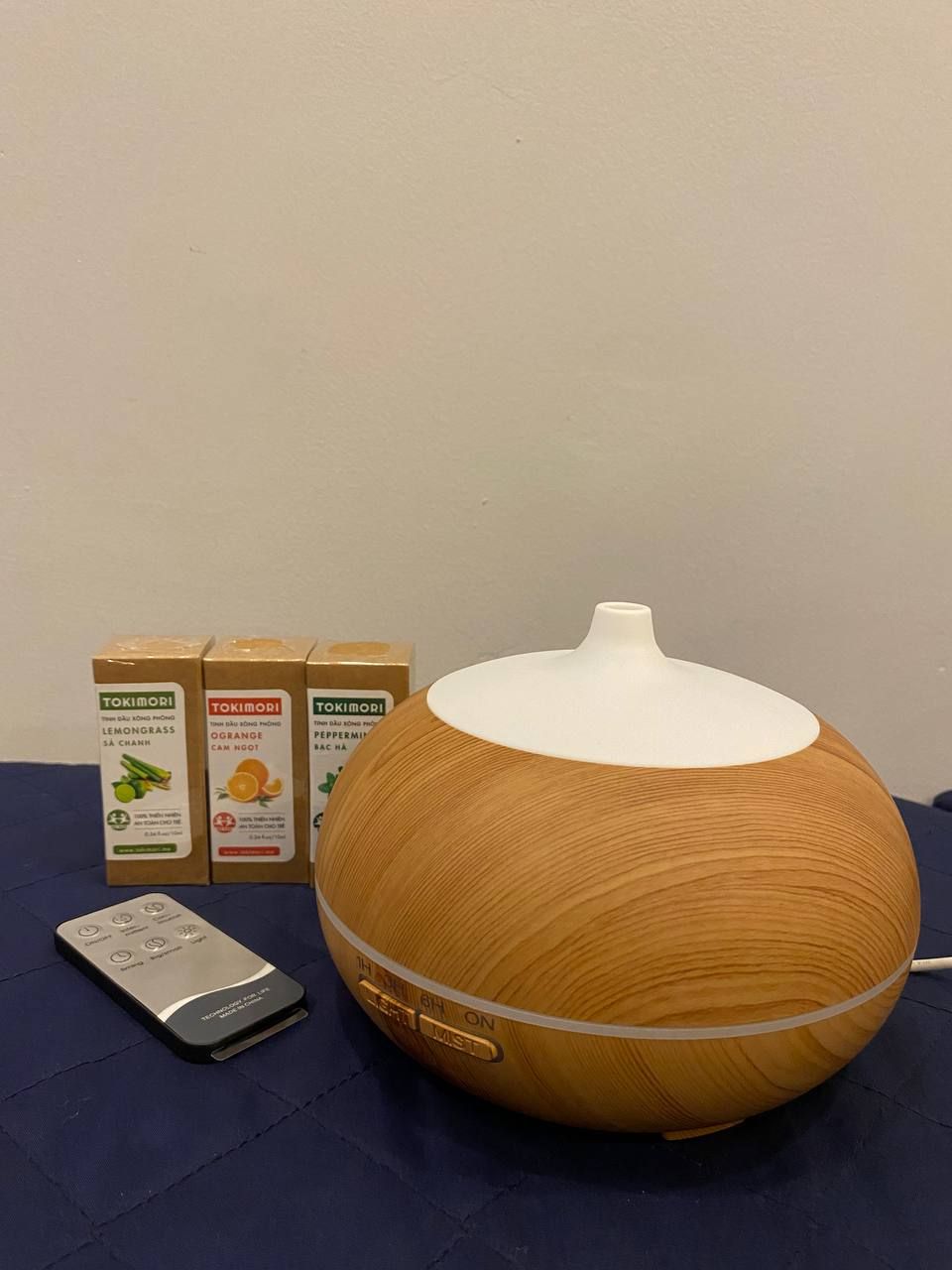 Ban đầu chỉ tính mua máy xông nhưng thấy bộ đèn đốt cũng xinh nên mua cả 2. Máy xông hình trái bí xinh xẻo và đặc biệt là được tặng 3 chai tinh dầu quá là oki luôn