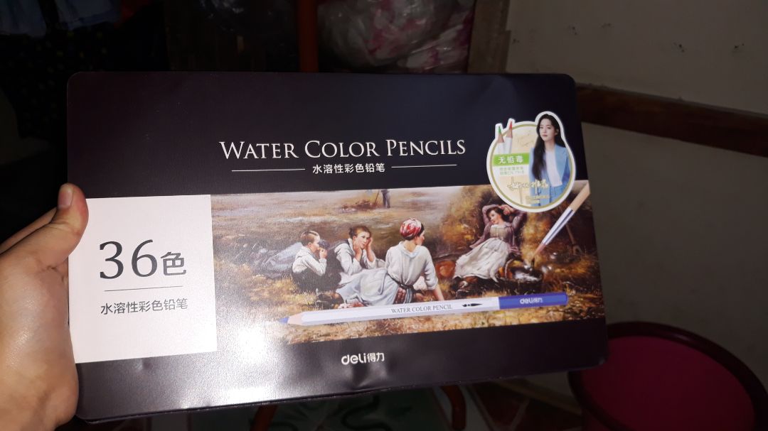 lần này mua màu bên Tiki hơi thất vọng, hộp màu bị cong và móp kha khá vì gói hàng không đảm bảo, nhưng không hề ảnh hưởng đến chất lượng bộ màu. Khá ổn!!